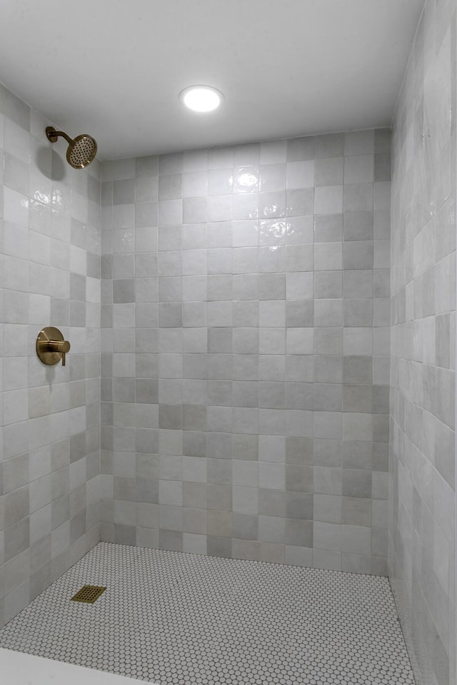 bathroom featuring a tile shower