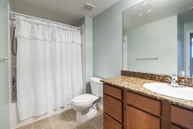 full bathroom featuring shower / bathtub combination with curtain, vanity, a textured ceiling, and toilet