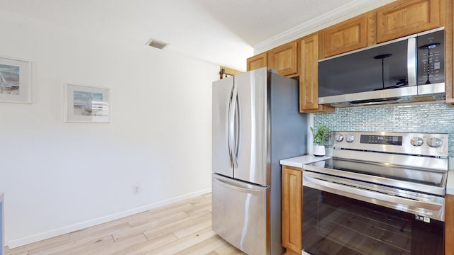 kitchen featuring decorative backsplash, light hardwood / wood-style floors, crown molding, and stainless steel appliances