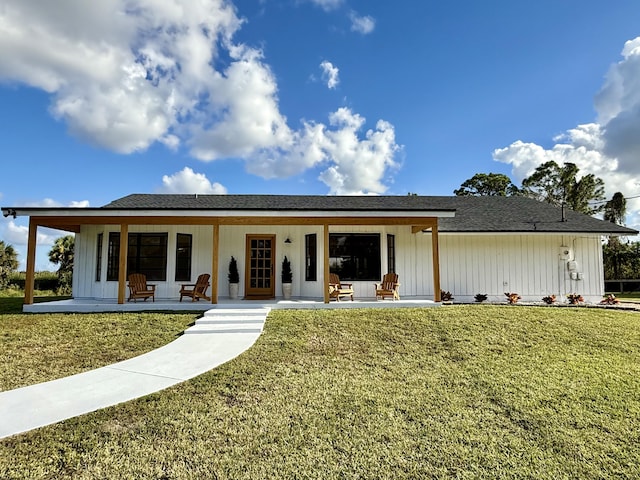 view of front of house with a front lawn