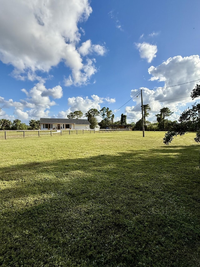 view of yard featuring a rural view