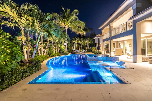 view of swimming pool with a jacuzzi and a patio