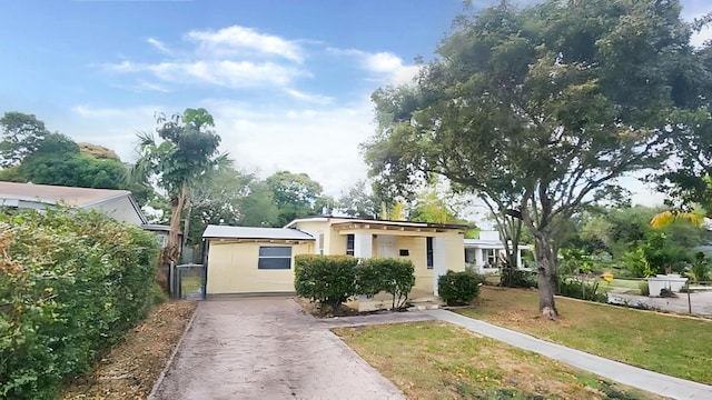 view of front of home featuring a front lawn