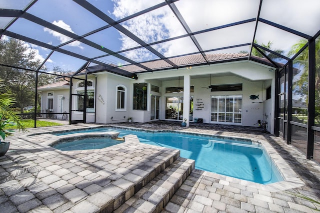 view of swimming pool featuring a lanai, a pool with connected hot tub, a ceiling fan, and a patio