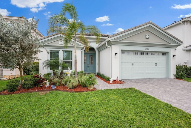 view of front facade featuring a front yard and a garage