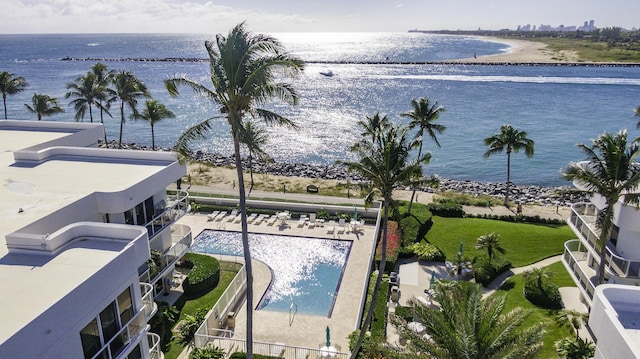 bird's eye view featuring a water view