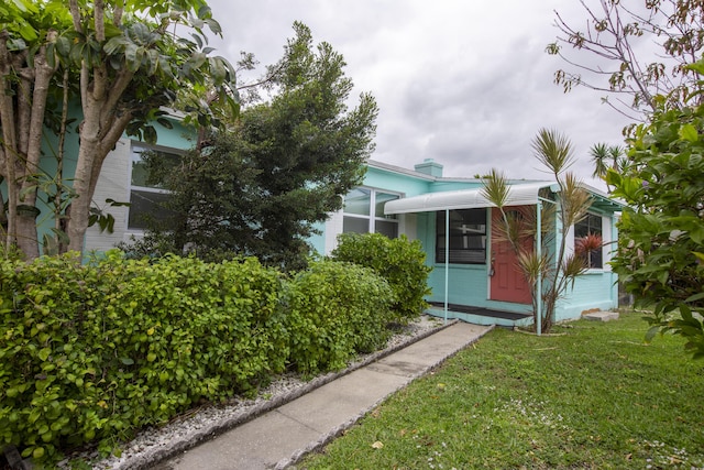 view of front of house with a front lawn