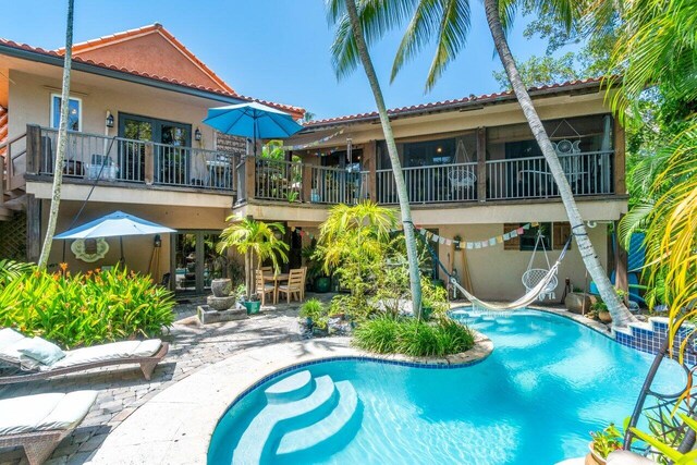 view of swimming pool featuring a patio