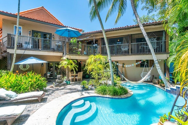 view of swimming pool featuring a patio