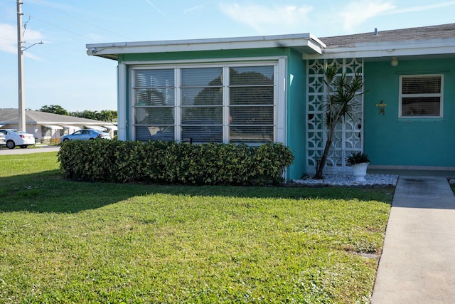 view of front of home with a front lawn