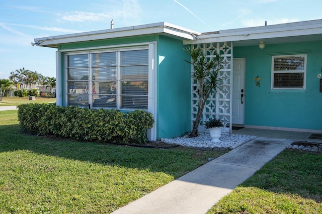 property entrance featuring a yard