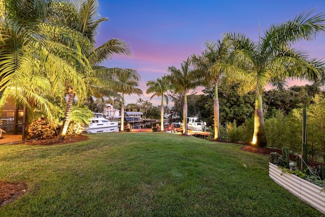 view of yard at dusk