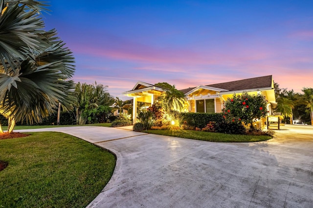 view of front of property featuring a yard