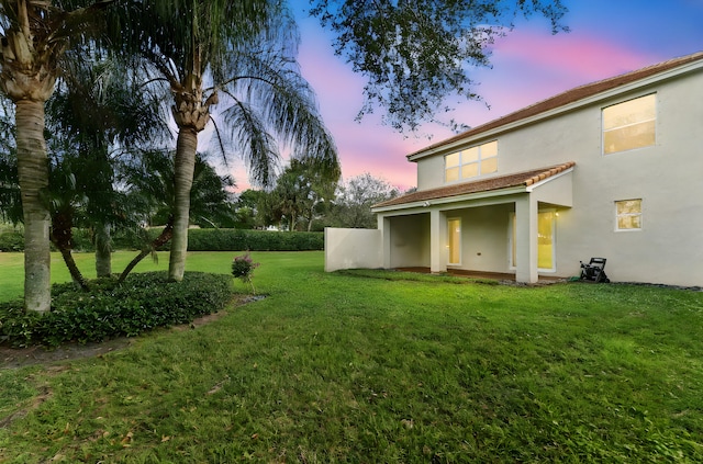 view of yard at dusk