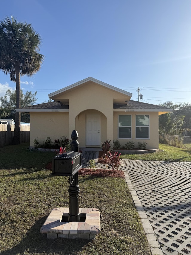 single story home with a front yard