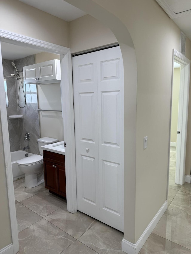 full bathroom with vanity, toilet, and tiled shower / bath