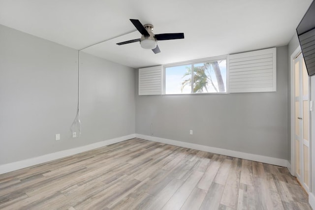 empty room featuring light wood-type flooring, ceiling fan, and baseboards