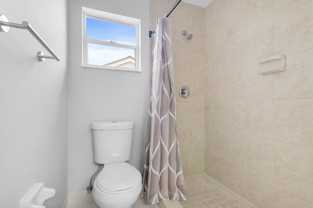 bathroom featuring a shower with shower curtain and toilet