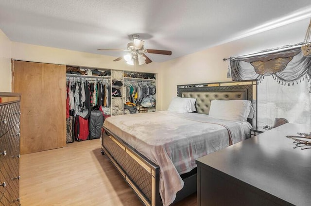 bedroom featuring a closet, light hardwood / wood-style floors, and ceiling fan