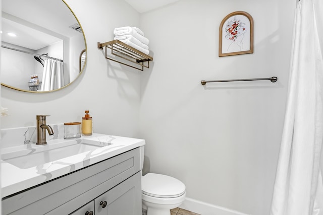 bathroom featuring a shower with curtain, vanity, and toilet