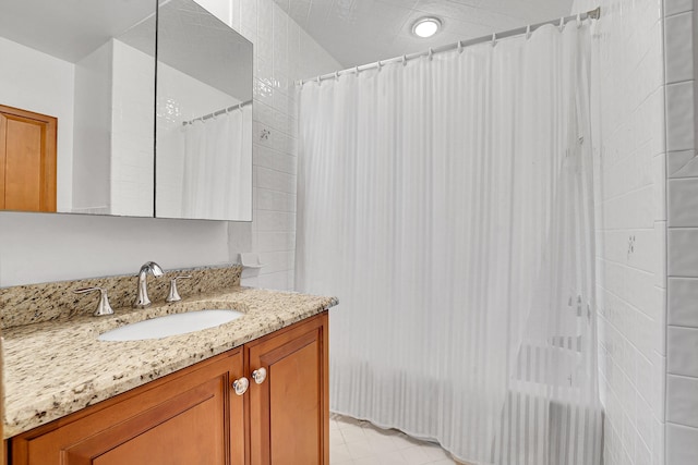 bathroom featuring a shower with shower curtain and vanity