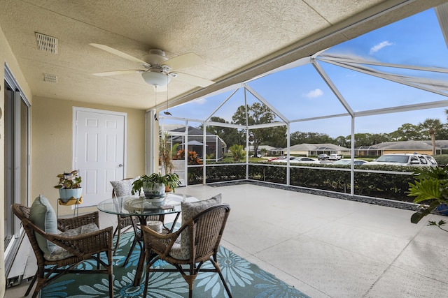 sunroom with ceiling fan