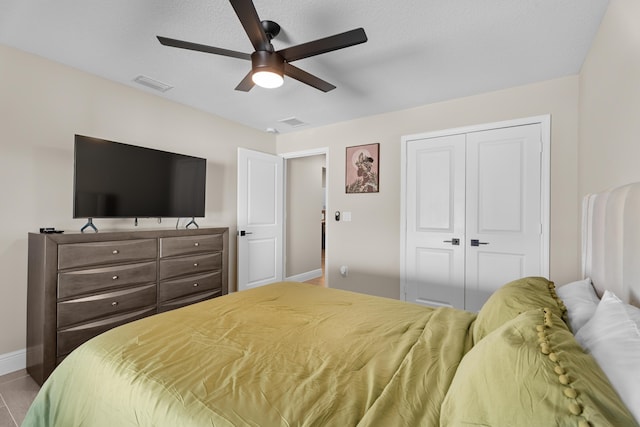 bedroom featuring ceiling fan, a textured ceiling, and a closet