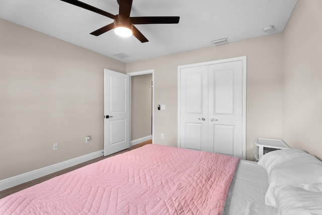 bedroom featuring ceiling fan and a closet