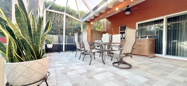 sunroom with ceiling fan