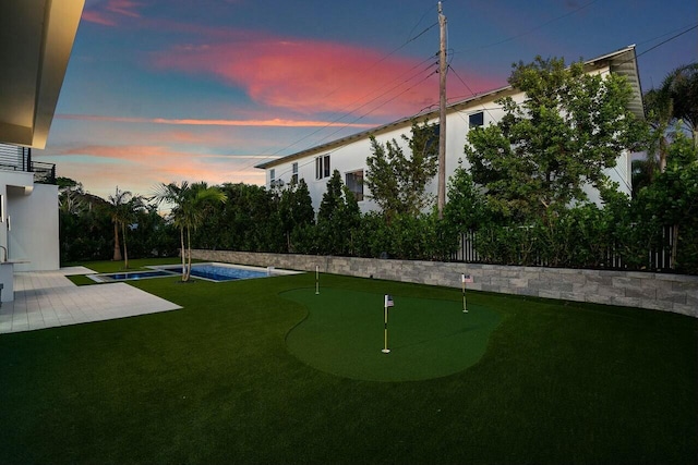 view of yard at dusk