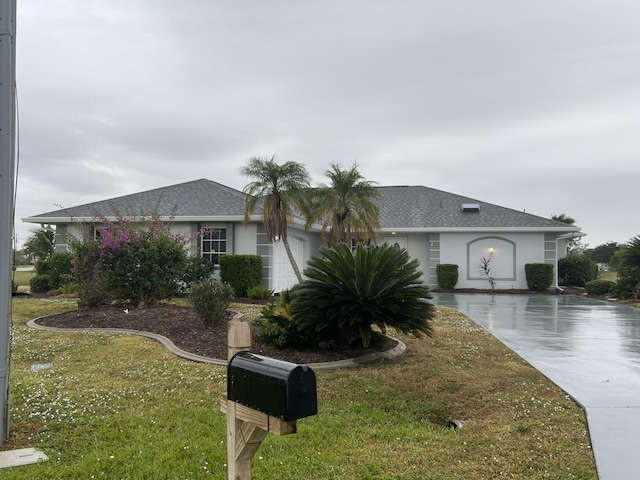 ranch-style house featuring a front yard