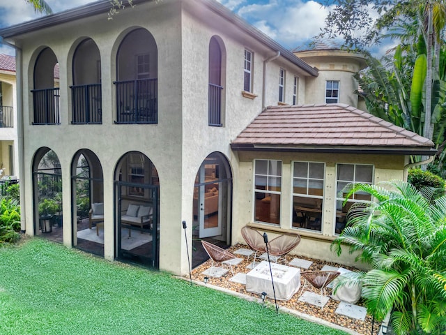 view of front of property with a front lawn