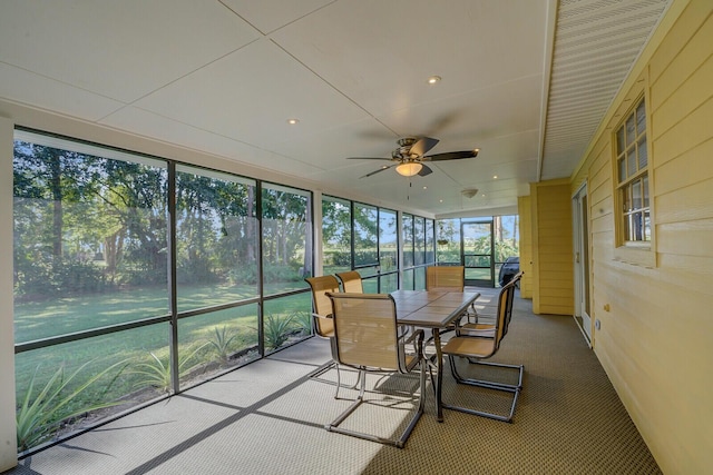 sunroom with ceiling fan