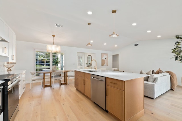 kitchen featuring sink, appliances with stainless steel finishes, a kitchen island with sink, light hardwood / wood-style floors, and white cabinets