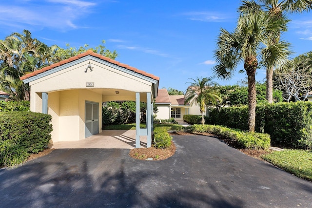 view of front facade featuring a carport