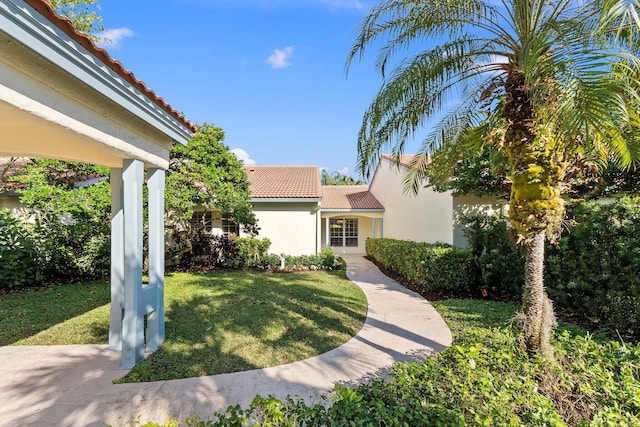 view of front of property featuring a front yard