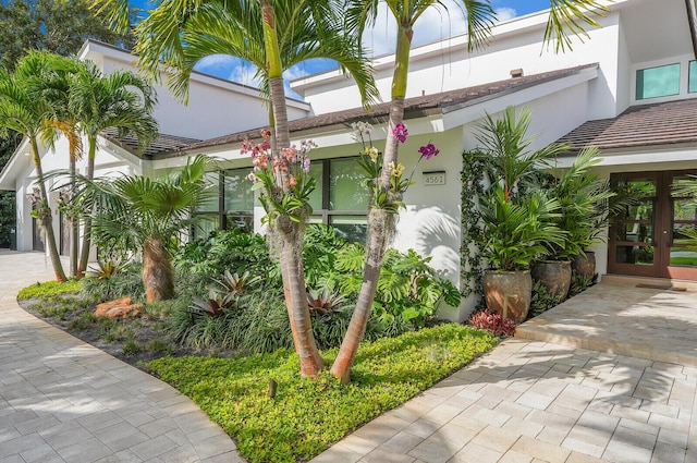 4561 Oak Tree Ct, Delray Beach, FL 33445 - view of front facade featuring curved driveway and stucco siding