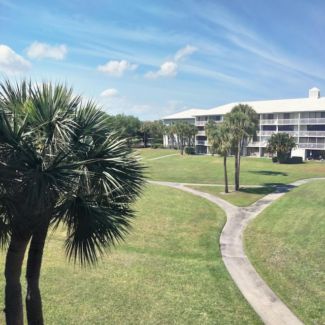 view of property's community featuring a lawn