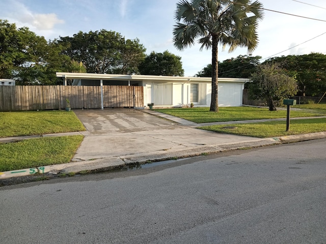 view of front of property featuring a front lawn