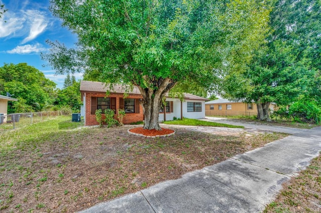 view of front of house featuring a front yard