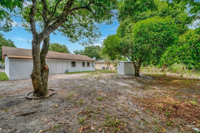 view of yard featuring a storage unit