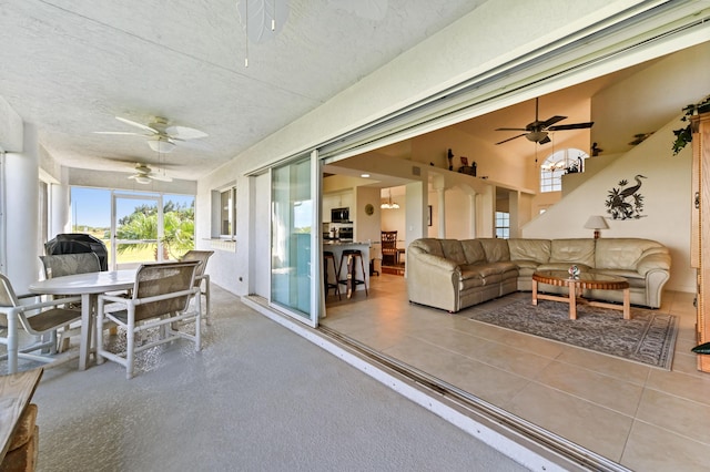 sunroom with ceiling fan