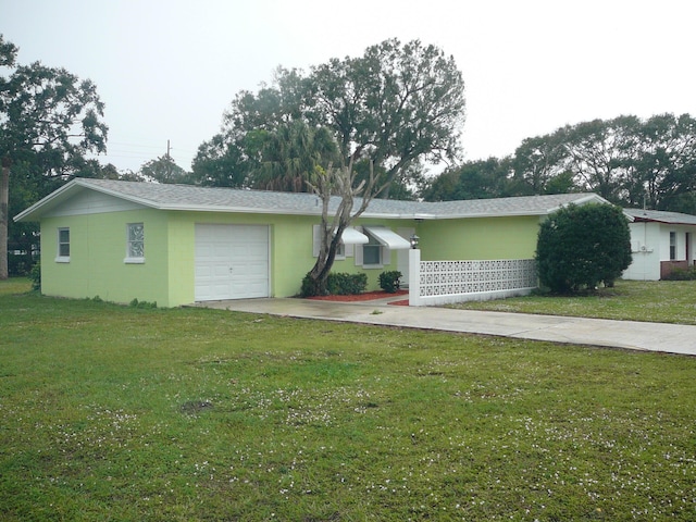 ranch-style house featuring a front lawn and a garage