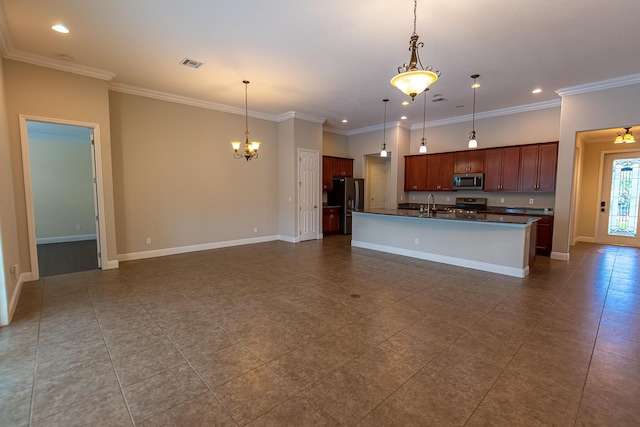 kitchen with stainless steel appliances, hanging light fixtures, a center island with sink, and a chandelier