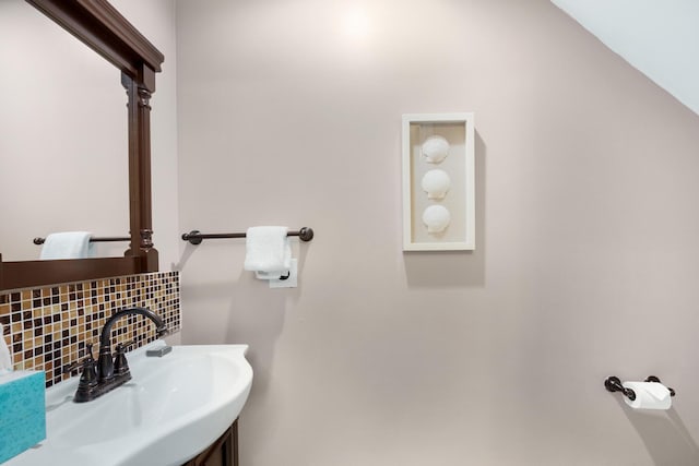 bathroom featuring sink and decorative backsplash