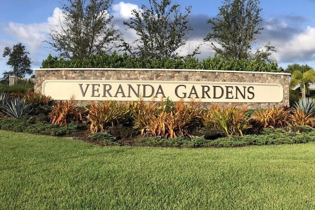 community sign with a yard