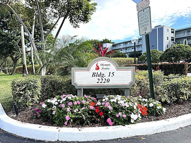 view of community / neighborhood sign