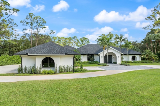 ranch-style home featuring a front lawn