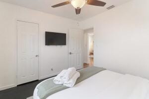 bedroom featuring ceiling fan