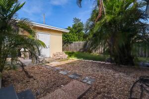 view of yard with a shed